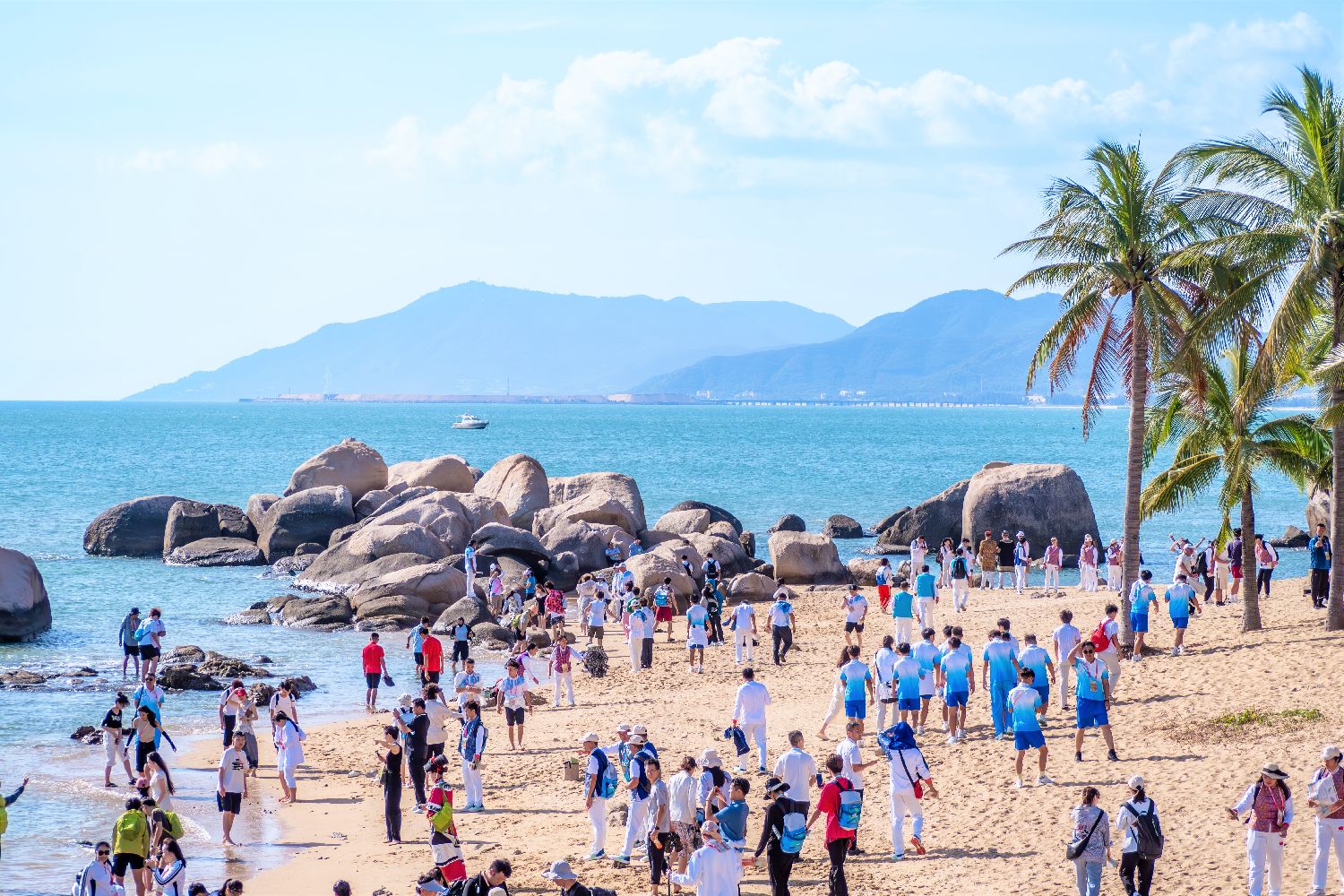 碧海蓝天椰风……美丽三亚等你来