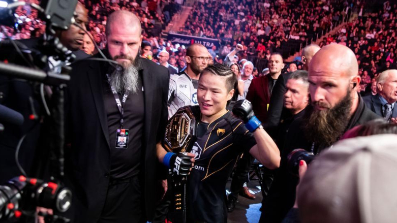 张伟丽UFC夺冠!“世界的伟丽”把金腰带拿回中国