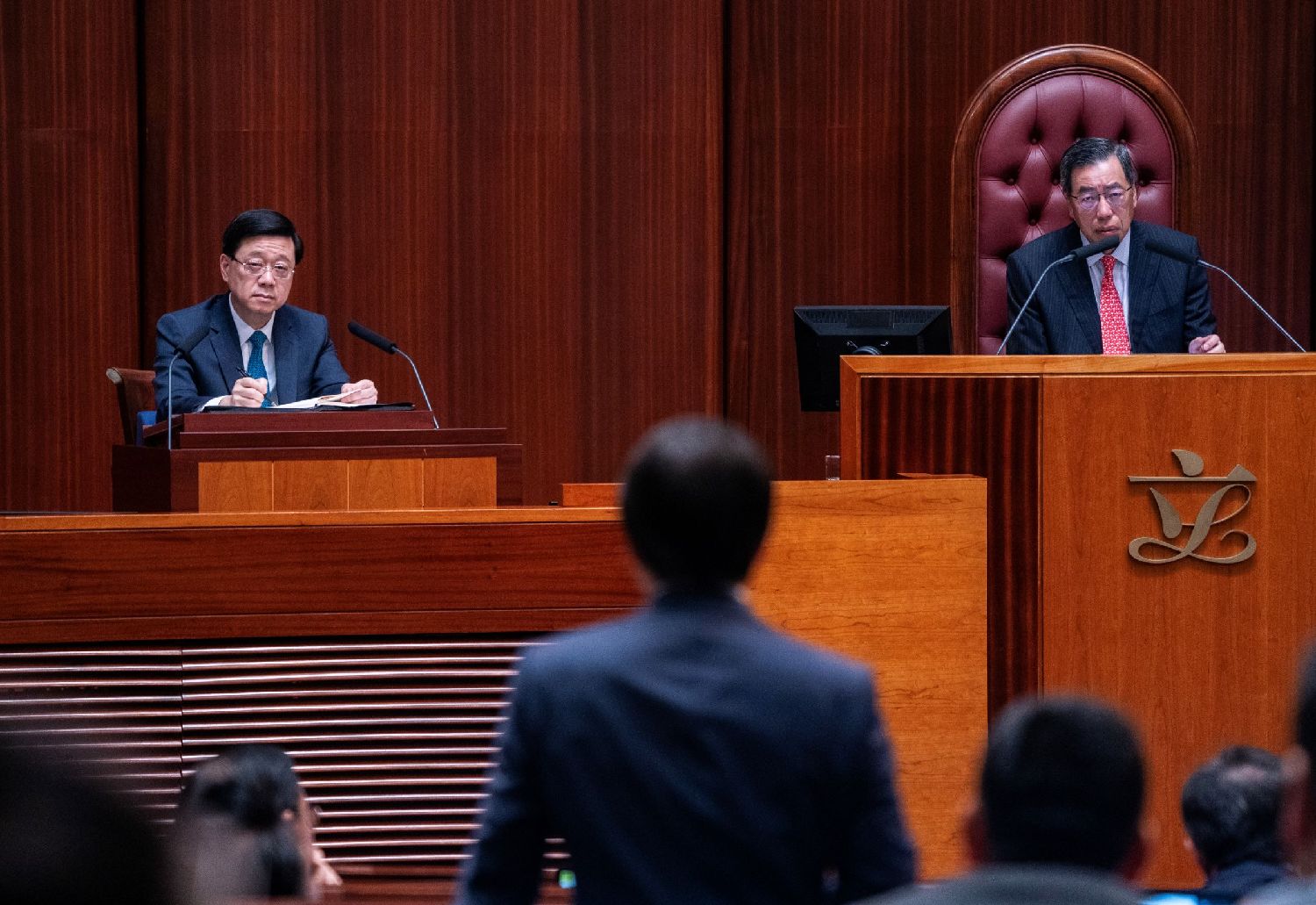 李家超首次以普通话在香港立法会答问