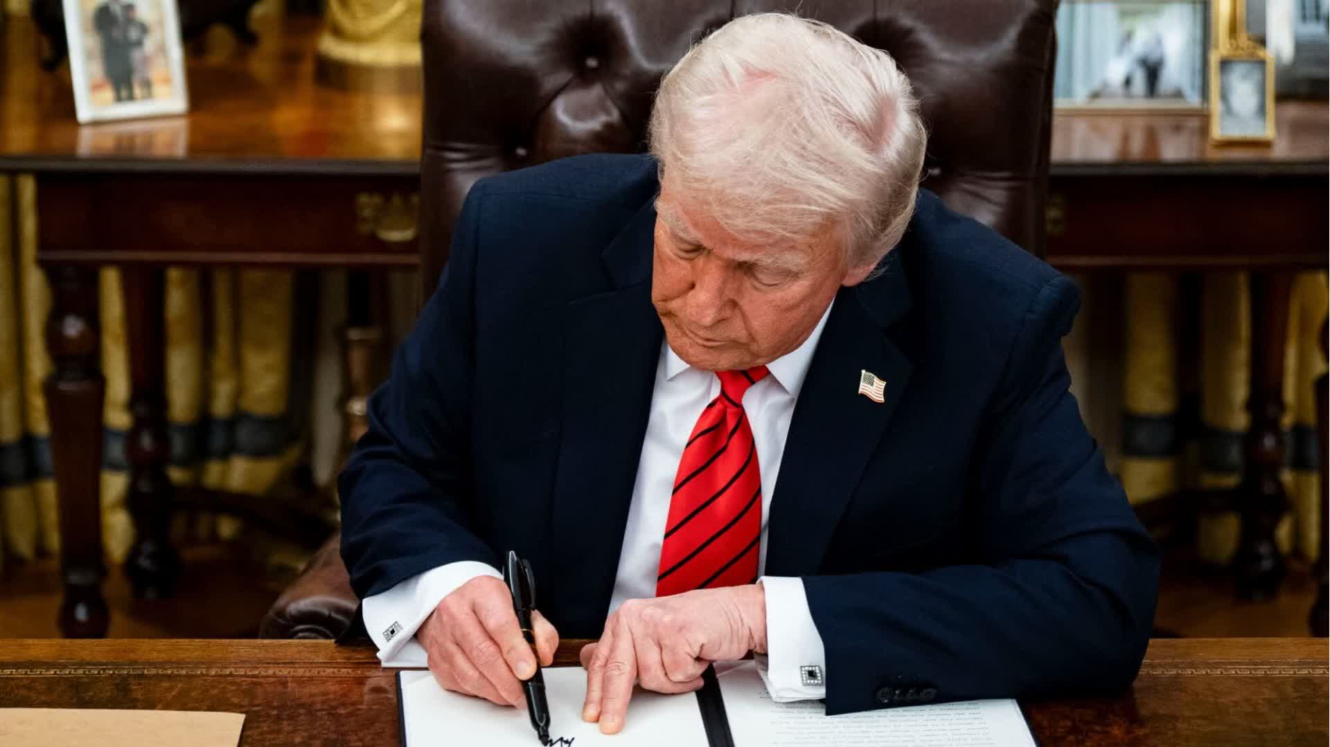 美国总统特朗普签署行政命令推动恢复使用塑料吸管