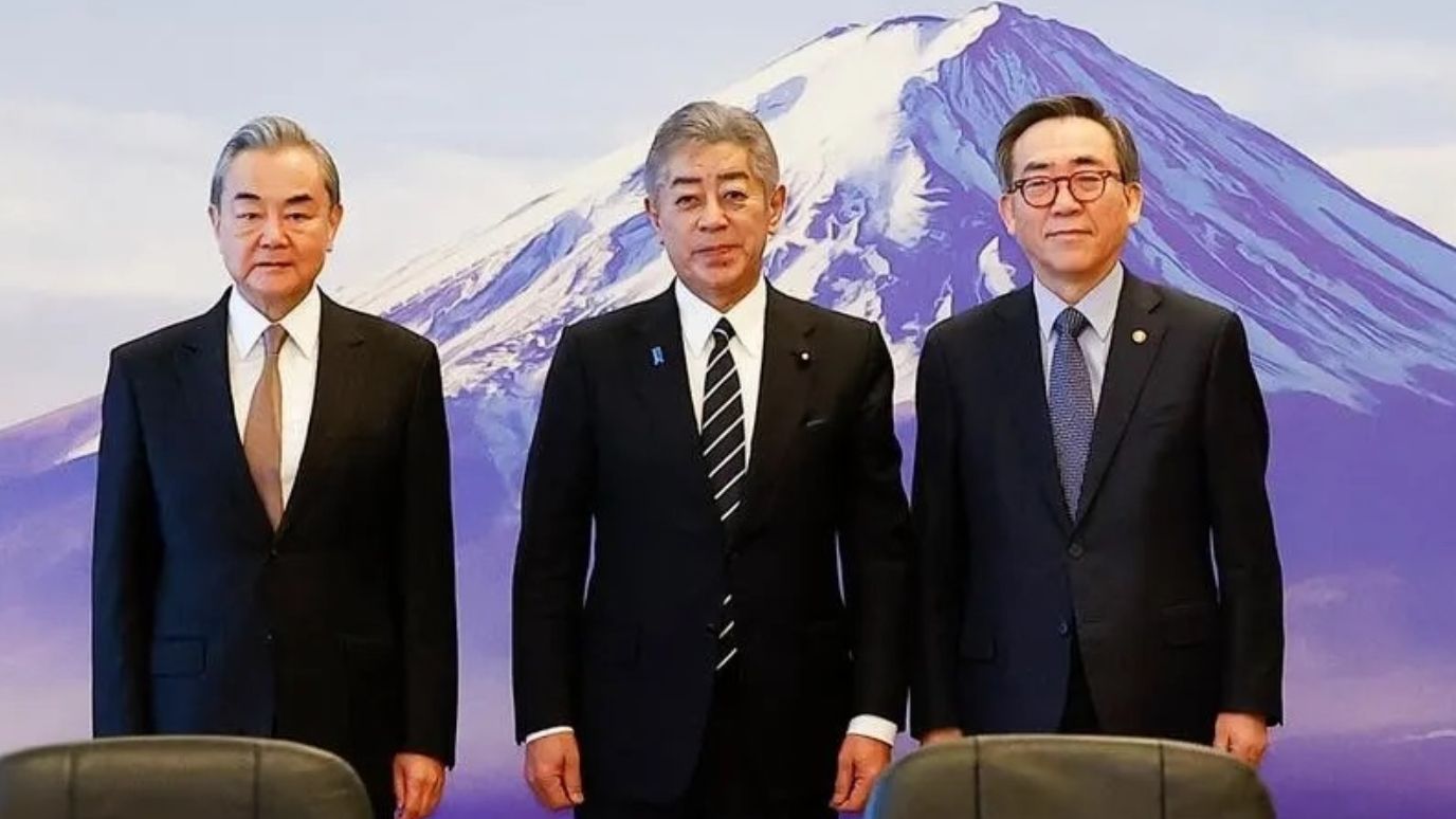 远亲不如近邻：王毅访日促中日韩三方合作，主持中日经济高层对话