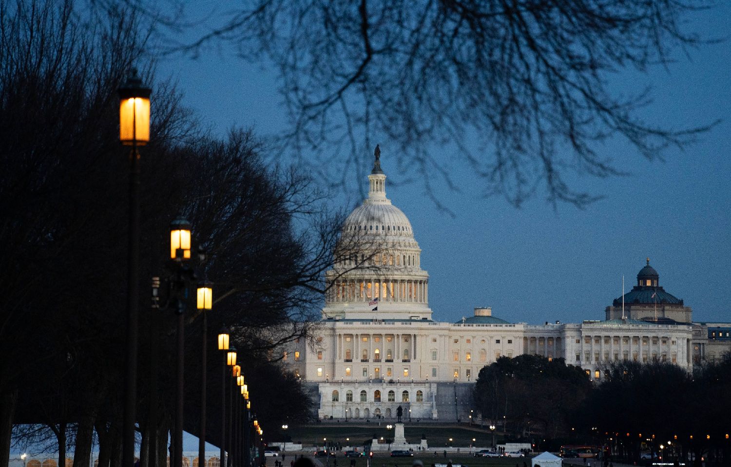 美国参议院通过终止特朗普全面关税政策决议