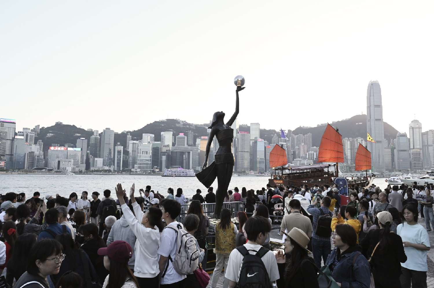 香港大年初一零时零分迎4个“马年宝宝”